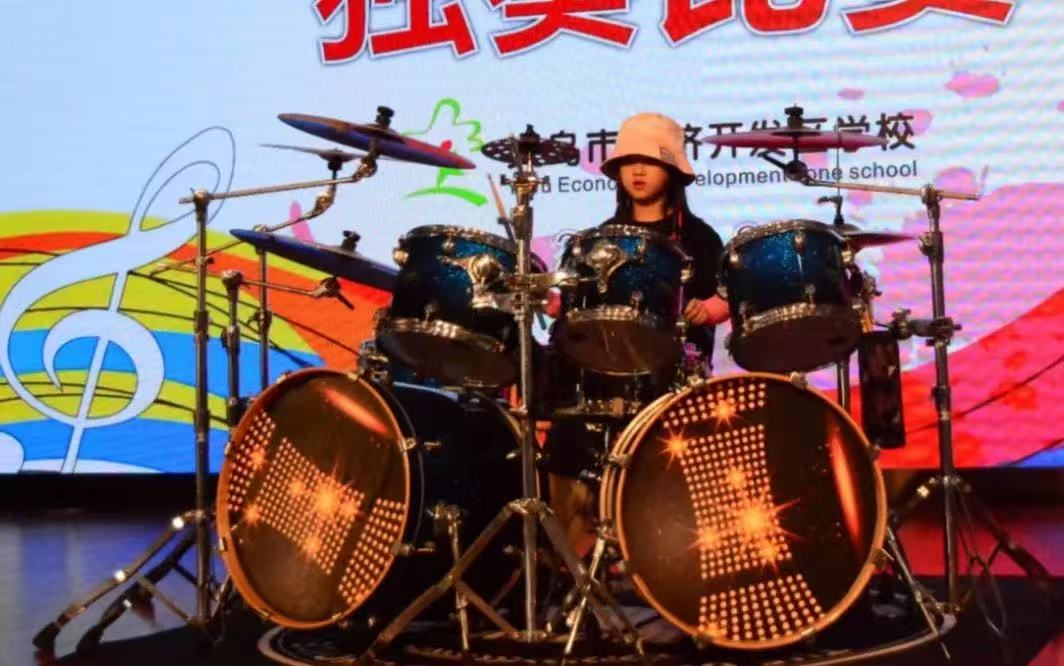 义乌学生的架子鼓校园演出