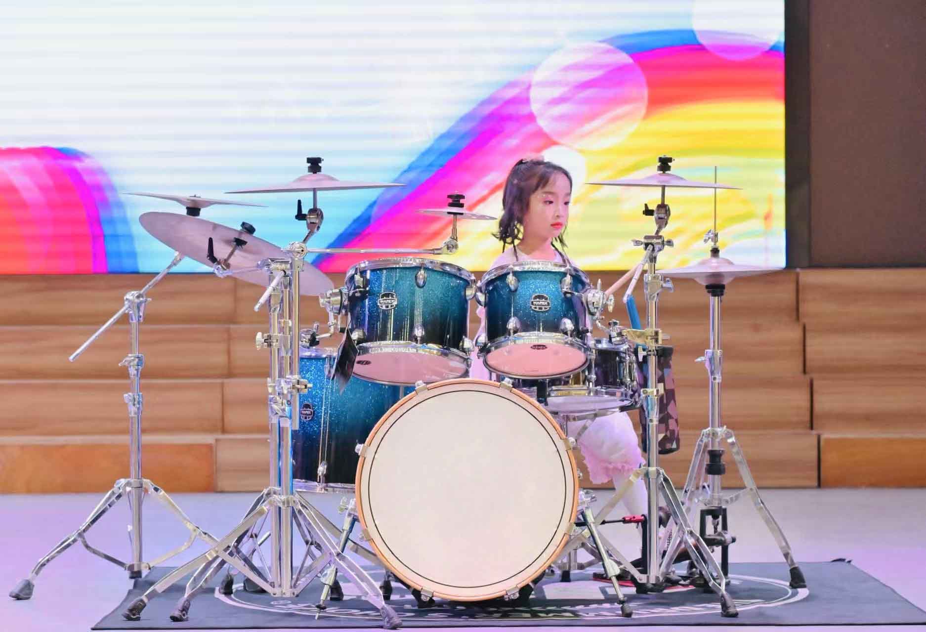 学生参加校园架子鼓的汇演